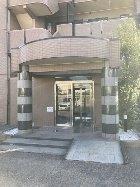 パラディーソ白壁のエントランス