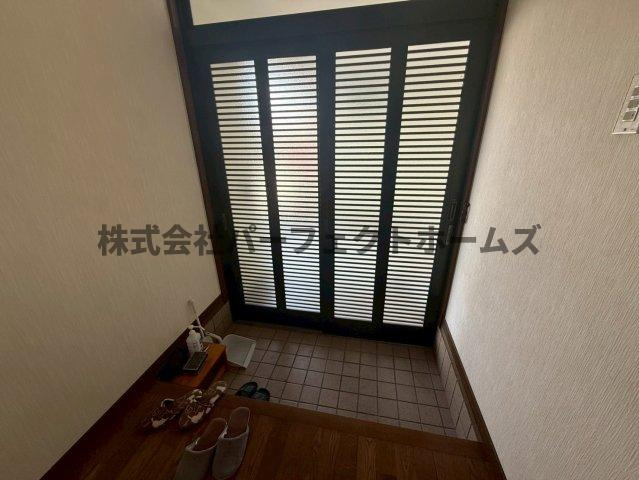 堀溝3丁目戸建　賃貸の玄関|明るい玄関です