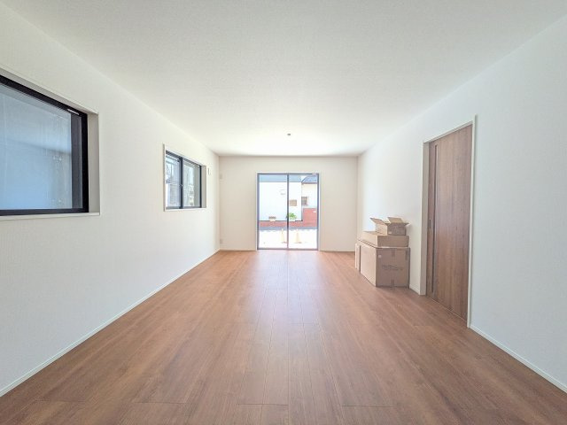 八王子市　台町　新築一戸建て　１期の居間・リビング|～22帖の明るいLDKで、家族団欒の時間をお過ごしいただけます～