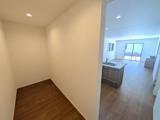 八王子市　台町　新築一戸建て　１期の収納|～キッチン裏にパントリーがあり大変便利です～