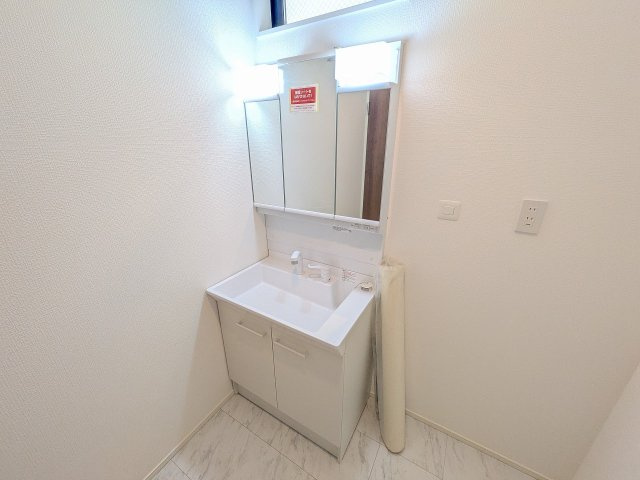 八王子市　台町　新築一戸建て　１期の独立洗面台|～３面鏡付きの独立洗面台　細々している物をスッキリ収納出来ます～