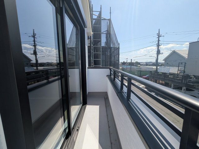 八王子市　台町　新築一戸建て　１期のバルコニー|～2部屋から出入り可能なバルコニー　陽当たり良好、洗濯物がよく乾きそうです～　