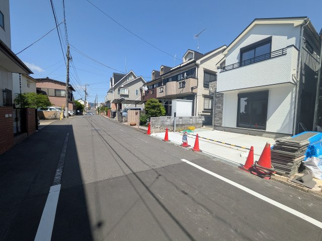 八王子市　台町　新築一戸建て　１期の前面道路含む現地写真|～南側6ｍ道路に面しています～