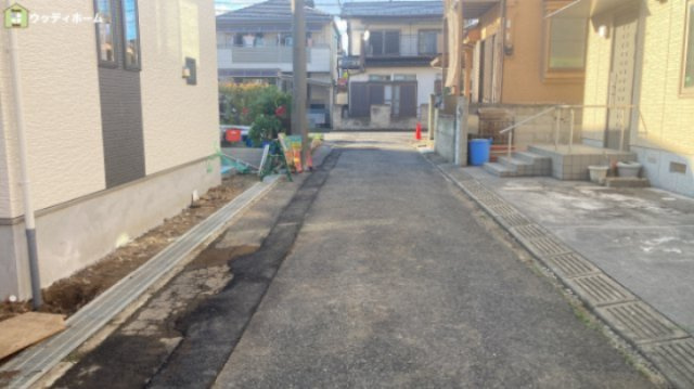 越谷市蒲生3丁目　新築一戸建ての前面道路含む現地写真