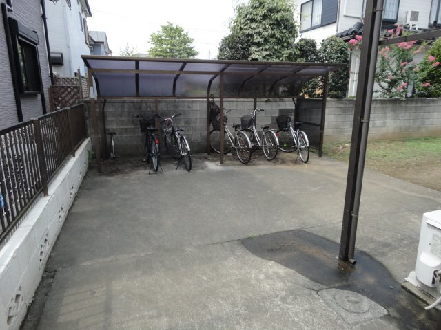パールハイツ吉川の設備|屋根付き駐輪場