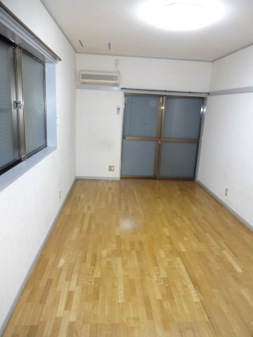 パールハイツ吉川の洋室