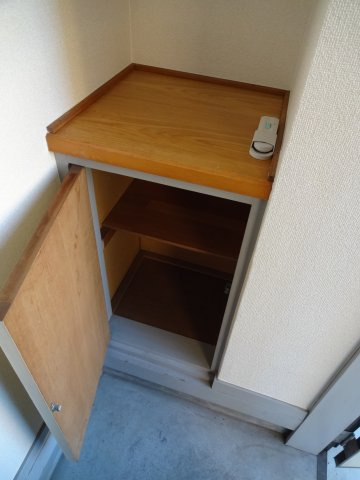 パールハイツ吉川の玄関