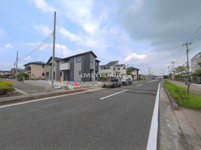 越谷市大字大道 新築分譲住宅 全2棟 1号棟の前面道路含む現地写真