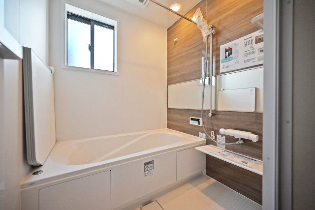 テラシエ高司3丁目新築一戸建て│5LDK+駐車1台の浴室|一日の疲れをゆったりと癒してくれるバスルームは、落ち着いた雰囲気でリラックスできる空間。浴槽もゆとりがあり、足を伸ばしてくつろげます。