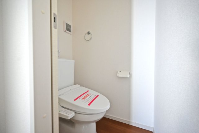 テラシエ高司3丁目新築一戸建て│5LDK+駐車1台のトイレ|シンプルで清潔感のあるトイレ空間は、限られたスペースながらも使いやすさに配慮されており、毎日気持ちよくお使いいただけます。