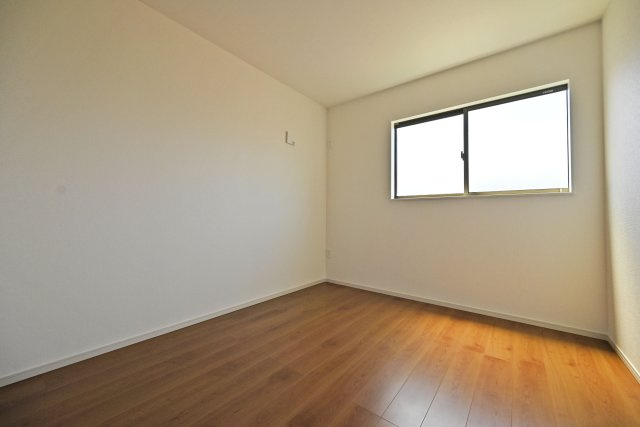 テラシエ高司3丁目新築一戸建て│5LDK+駐車1台の洋室|-洋室6.6帖-
ライフスタイルに合わせて自由に使える洋室。寝室としてはもちろん、書斎や趣味のスペースとしても活躍します