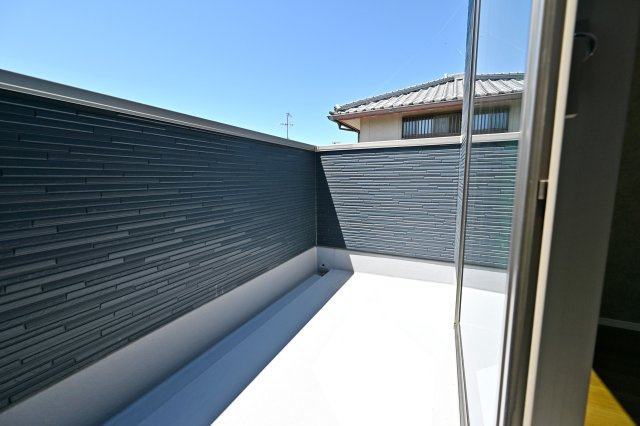 テラシエ高司3丁目新築一戸建て│5LDK+駐車1台のバルコニー| 心地よい風と光を感じながら過ごせる癒しの空間◎
陽射しを遮られる心配がなく、青々とした空を望むことができます！
