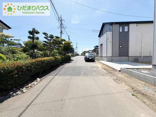 ひたちなか市市毛4期　新築戸建　2号棟の前面道路含む現地写真|小中学校近く、お子様の通学も安心♪