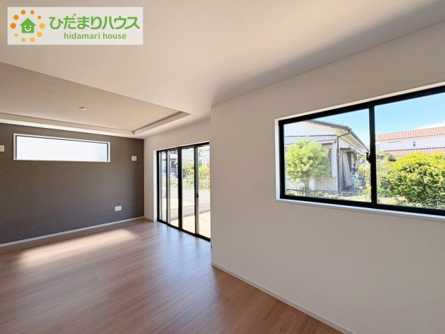 ひたちなか市市毛4期　新築戸建　2号棟の居間・リビング|リビング大きな窓からは、暖かな日の光が降り注ぎます・・・