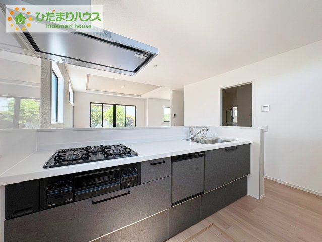 ひたちなか市市毛4期　新築戸建　2号棟のキッチン|3口コンロと収納豊富なキッチンで、ママの毎日のお料理もはかどります☆