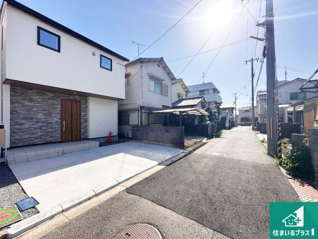 加古川市尾上町養田　新築一戸建ての前面道路含む現地写真|周辺は閑静な住宅街！前面道路広々で車の出し入れも便利です。駐車が苦手な方でも安心して車庫入れできます！