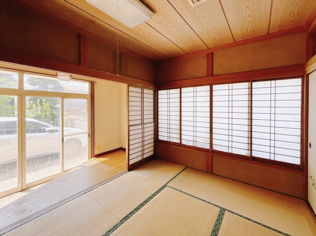 【中古戸建】熊谷市久下の和室|■縁側｜風通しがよく自然の風を取り込みやすい、外と中の”ちょうどいい中間空間”で季節を感じながらゆったり過ごせる癒しのリラックススペースです♪