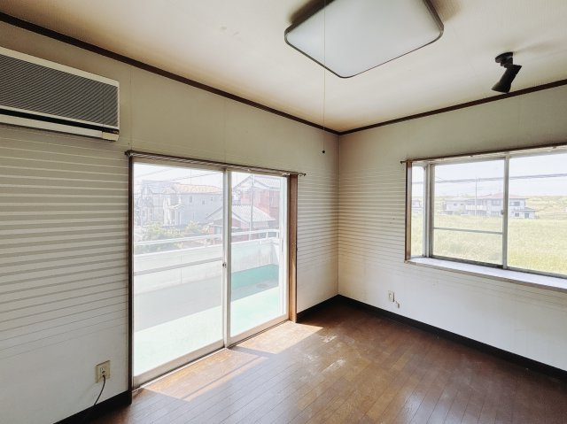 【中古戸建】熊谷市久下の洋室|■洋室｜2面採光で明るい洋室。フローリングなので、お掃除がしやすいです♪