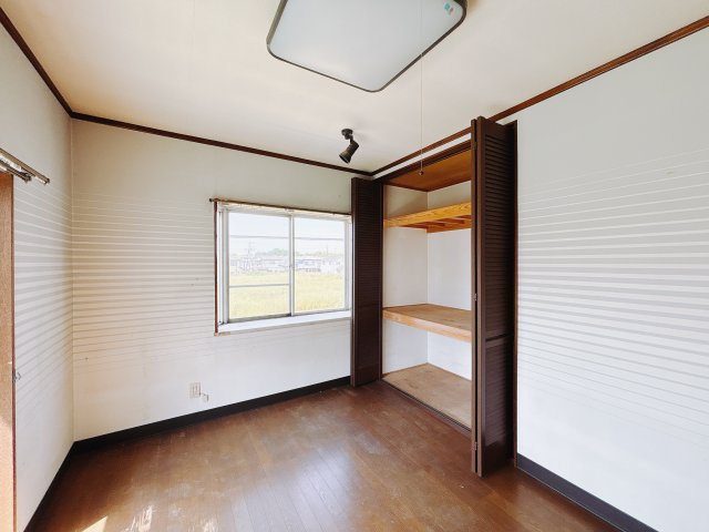 【中古戸建】熊谷市久下の洋室|■洋室｜ナチュラルカラーの床です。模様替えなどとても楽しく工夫できます♪陽当たり、風通しもとても良いので毎日快適な生活スタートです！