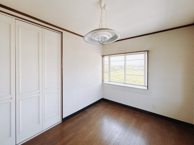 【中古戸建】熊谷市久下の洋室|■洋室｜お子様の一人部屋にピッタリな洋室。木のぬくもりを感じるフローリングは、天然木の味わいが時とともに深みを増していきます。また、傷にも強く、フリーワックスでお手入れもラクラクです♪