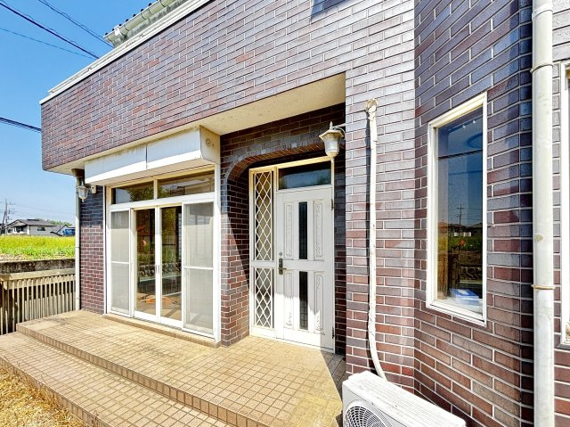 【中古戸建】熊谷市久下の玄関|■玄関｜自然光がたっぷりと差し込む南玄関。太陽の光を浴びて元気にいってらっしゃい♪
