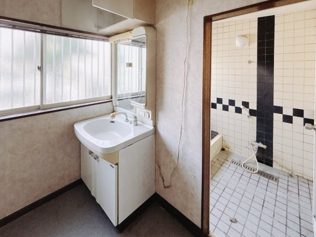 【中古戸建】熊谷市久下の独立洗面台|■洗面室｜大きな鏡で朝の身支度もラクラク♪窓があるので換気の際も楽ちんです♪