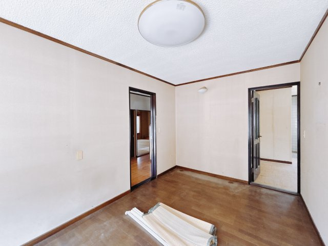 【中古戸建】熊谷市久下の居間・リビング|■リビング｜木製で懐かしさのある家具やアンティーク調の小物に囲まれてレコードを流したり小説を読んだり…そんな心ときめく暮らしをしませんか？