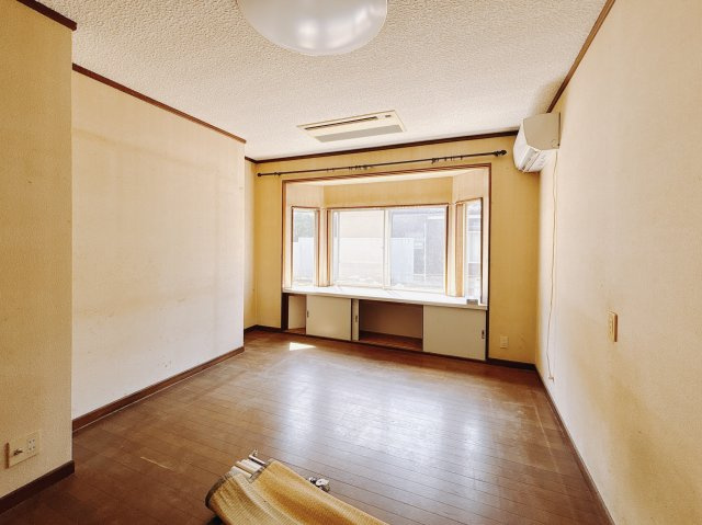 【中古戸建】熊谷市久下の居間・リビング|■リビング｜大きい窓からあたたかいたっぷりの光が入ります♪開放的な空間で毎日をもっと快適に(*＾＾*)