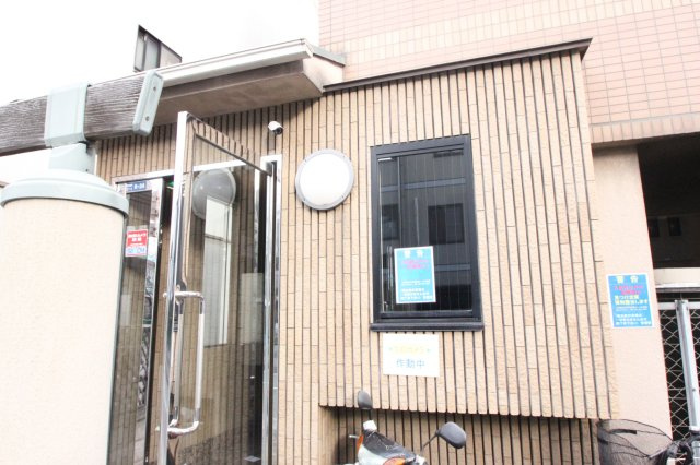 東大阪市若江西新町３丁目の賃貸マンションのエントランス