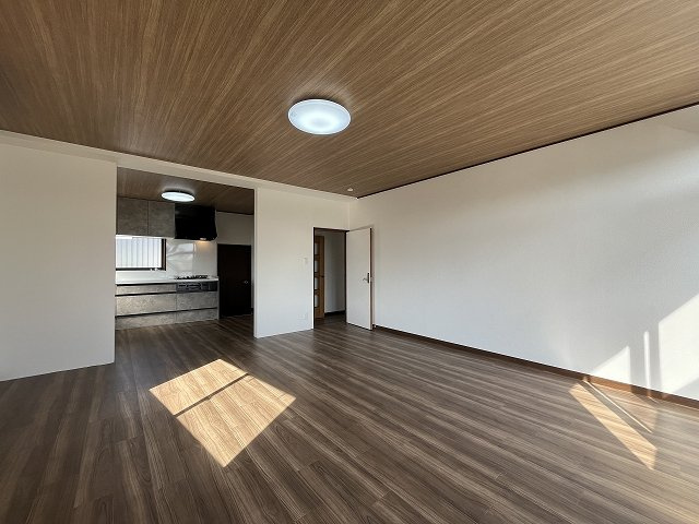 【居間・リビング】 | 筑西市岡芹　中古戸建 | 家族の集まるLDKは広々17.5帖！贅沢な空間を演出！