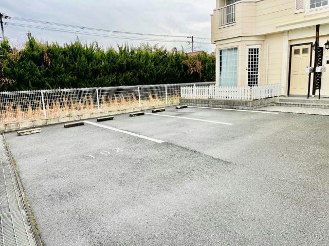 フォレスト原田の駐車場