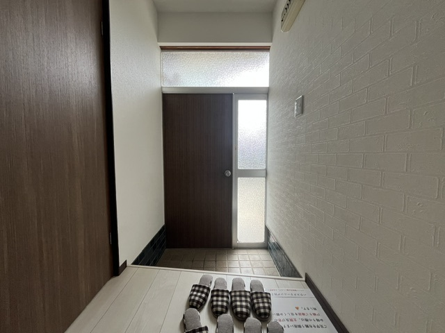 日置荘西町貸家の玄関