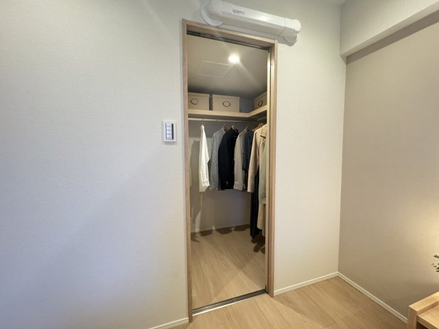 マイキャッスル水天宮前壱番館の収納|収納力抜群のウォークインクローゼットです♪
写真は同仕様・同形状の施工例です。