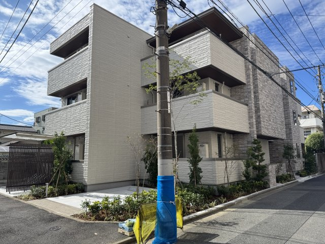 ヴィラージュ穂々の外観|閑静な住宅街に、重厚な外観が目を引く積水ハウスのシャーメゾン♪
