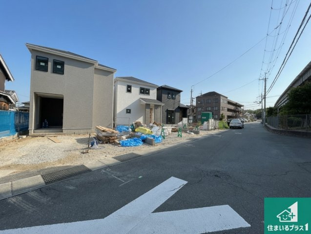 ●香芝市上中　第1期　新築一戸建ての前面道路含む現地写真|周辺は閑静な住宅街です。前面道路もしっかりと有りますので車の出し入れも安心ですよ！