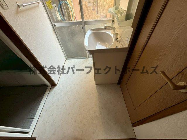 豊里町テラスハウス　賃貸の洗面所|コンパクトで使いやすい洗面所