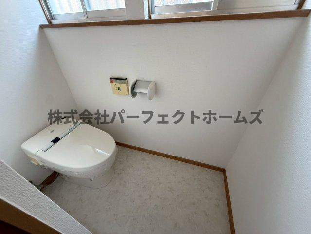 豊里町テラスハウス　賃貸のトイレ|落ち着いた色調のトイレです