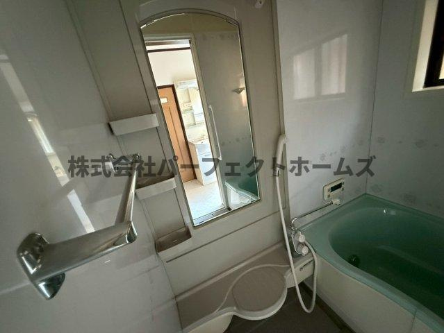 豊里町テラスハウス　賃貸の浴室|コンパクトで使いやすいお風呂です