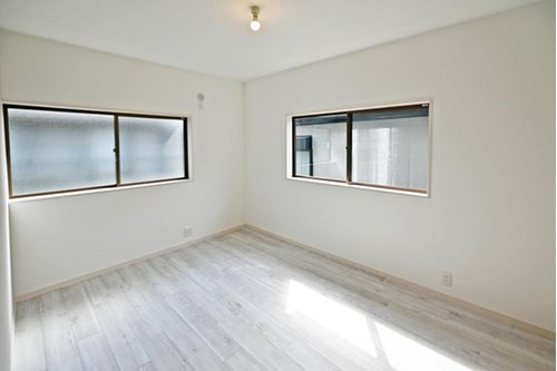 小松南町2丁目中古戸建の洋室
