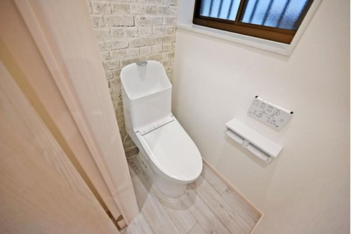 小松南町2丁目中古戸建のトイレ