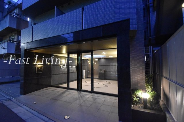 ルーブル市ヶ谷の外観