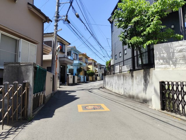 所沢市上安松中古戸建の前面道路含む現地写真