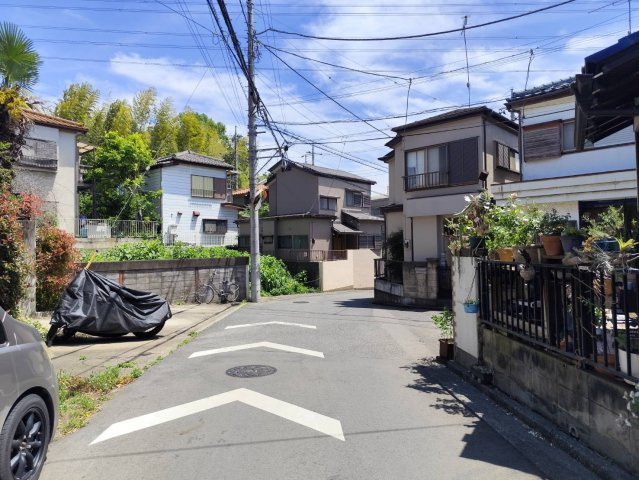 所沢市上安松中古戸建の前面道路含む現地写真