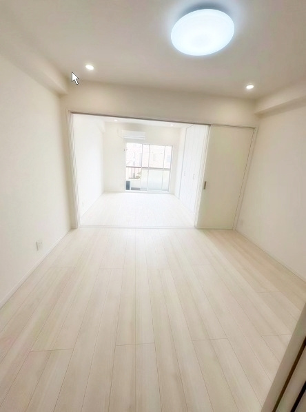あすなろマンションの居間・リビング|ドキドキの新生活も、安心してスタート。ぴったりの住まいを見つけませんか？クランディアが一緒に住まい選びをサポートします‼　まずは、お気軽にお問合せください　＃クランディア