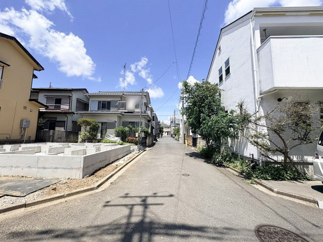 【前面道路含む現地写真】 | 新座市野寺4丁目　新築一戸建住宅　全1棟　(保谷店) | 野寺親水公園まで徒歩5分！緑豊かな公園が近く気軽に外遊びができます。