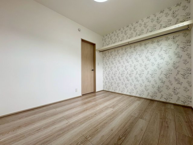 「長期優良住宅で安心な住まい」高知市南万々A号地　新築一戸建の洋室|こだわりのアクセントクロスがお部屋のワンポイントに♪個性が光る、デザイン性の高いプライベート空間。