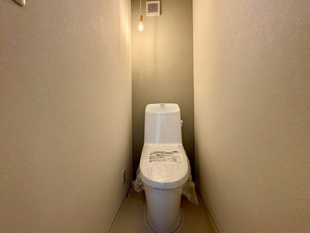 「長期優良住宅で安心な住まい」高知市南万々A号地　新築一戸建のトイレ|柔らかな照明が落ち着くトイレ空間。飽きのこないシンプルな内装で、毎日快適にお使いいただけます。