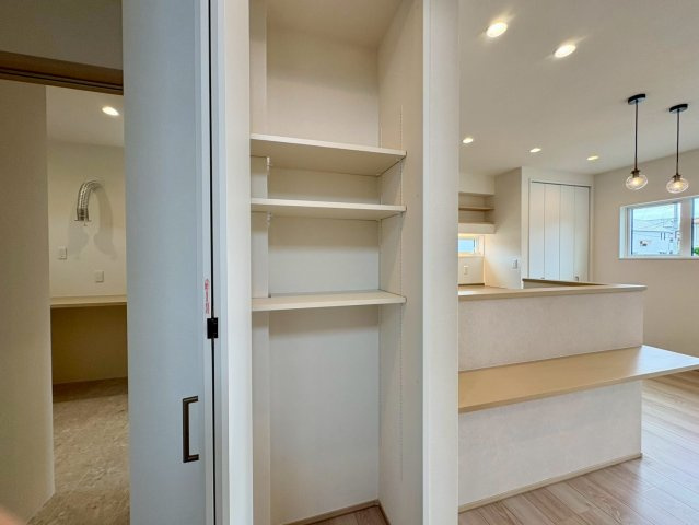 「長期優良住宅で安心な住まい」高知市南万々A号地　新築一戸建の収納|空間を有効活用した便利な造作棚。本や小物をサッと取れるだけでなく、ディスプレイスペースとしても◎。