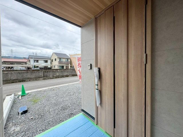 「長期優良住宅で安心な住まい」高知市南万々A号地　新築一戸建の玄関|明るい自然光が差し込む玄関ドア。毎日気持ちよく家族を送り出し、温かく迎え入れてくれる空間です。