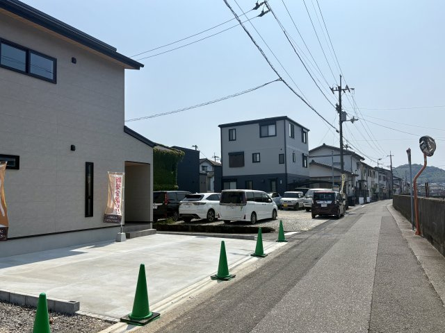 「長期優良住宅で安心な住まい」高知市南万々A号地　新築一戸建の前面道路含む現地写真|前面道路はゆとりがあり、お車の駐車もスムーズに行えます。閑静な住宅街で落ち着いた住環境も魅力。